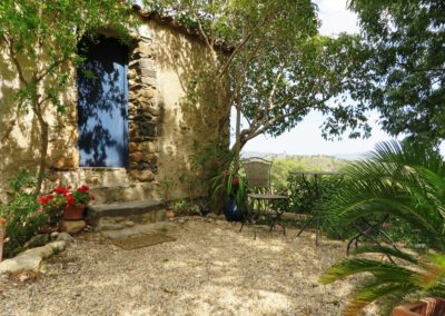 26-entree-porte-bleue-casa-rabos