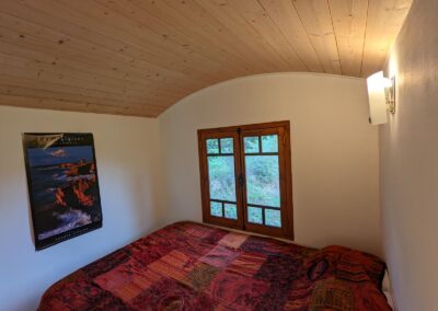fenêtre de la chambre de la roulotte